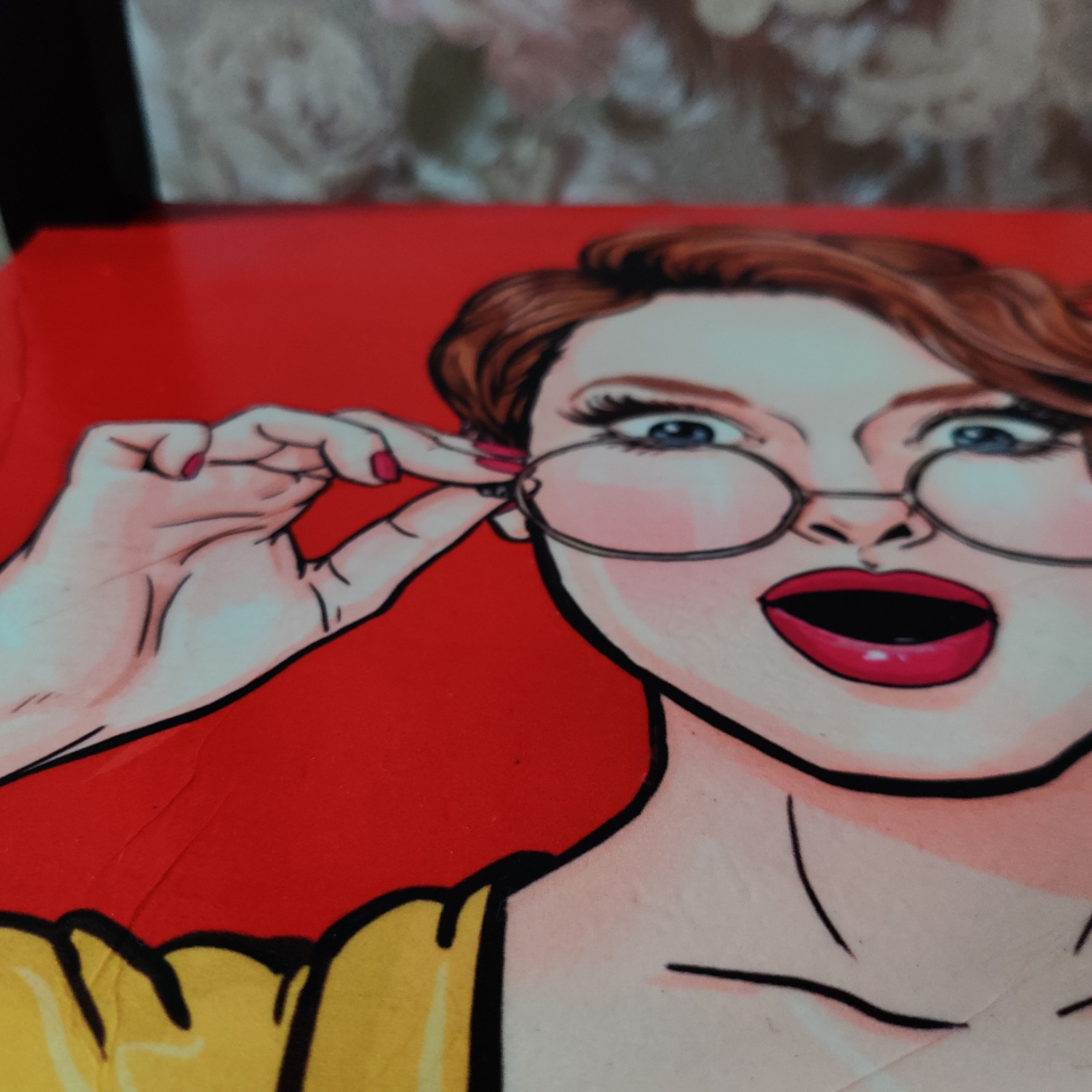 Handgemaltes Pop-Art-Porträt auf der unteren Ablage des Tischs