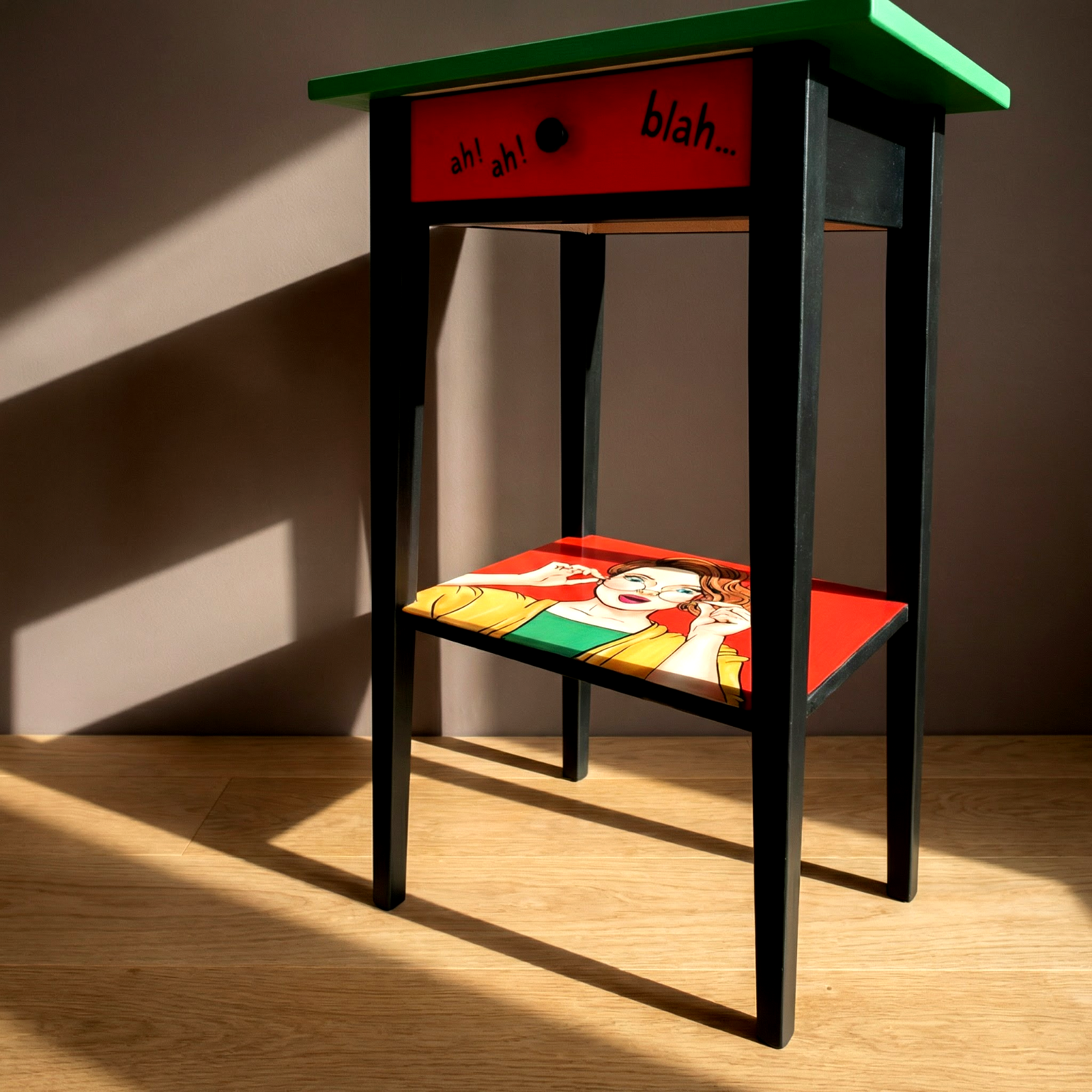 Im Antonetta Atelier handbemalter Pop-Art-Beistelltisch mit grüner Platte und roter Schublade